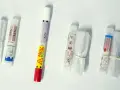 Kilka jednorazowych testów alkoholowych z różnymi skalami i instrukcjami.