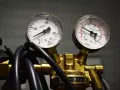 Dwa manometry wskazują nieprawidłowe ciśnienie, co może być objawem uszkodzonego reduktora LPG.