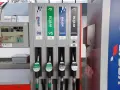 Dwie pompy paliwowe: jedna z oznaczeniem benzyna (98, 95), druga z oznaczeniem diesel. Wybór między benzyną a ropą.