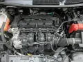Silnik 1.6 HDI ile oleju? Widok komory silnika Forda z widocznym kolektorem dolotowym, alternatorem i akumulatorem.