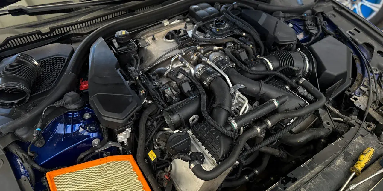 Silnik BMW z nowym filtrem powietrza. Czy części do BMW są drogie? Zależy od części, ale ten filtr to podstawa.