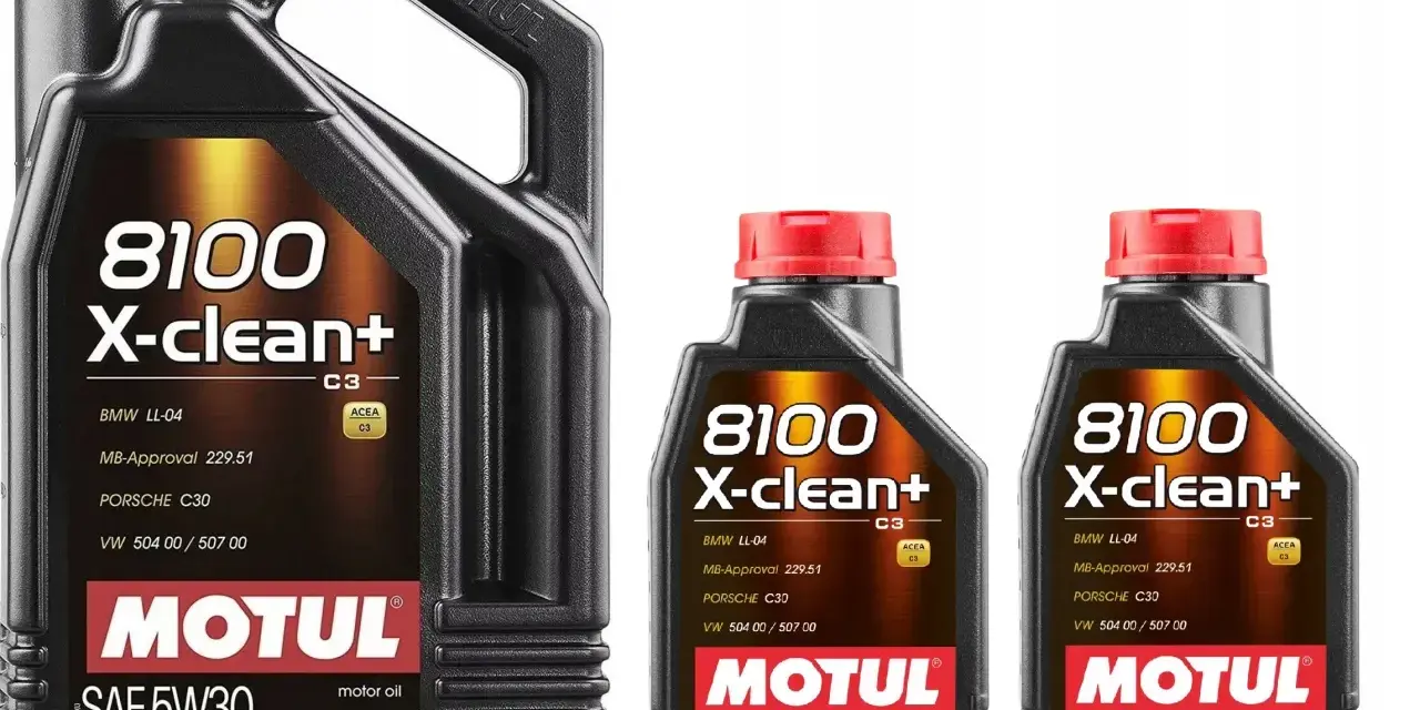 Trzy czarne bańki oleju silnikowego Motul 8100 X-clean+ SAE 5W30. Wybór między Motul czy Valvoline? Motul to jakość.