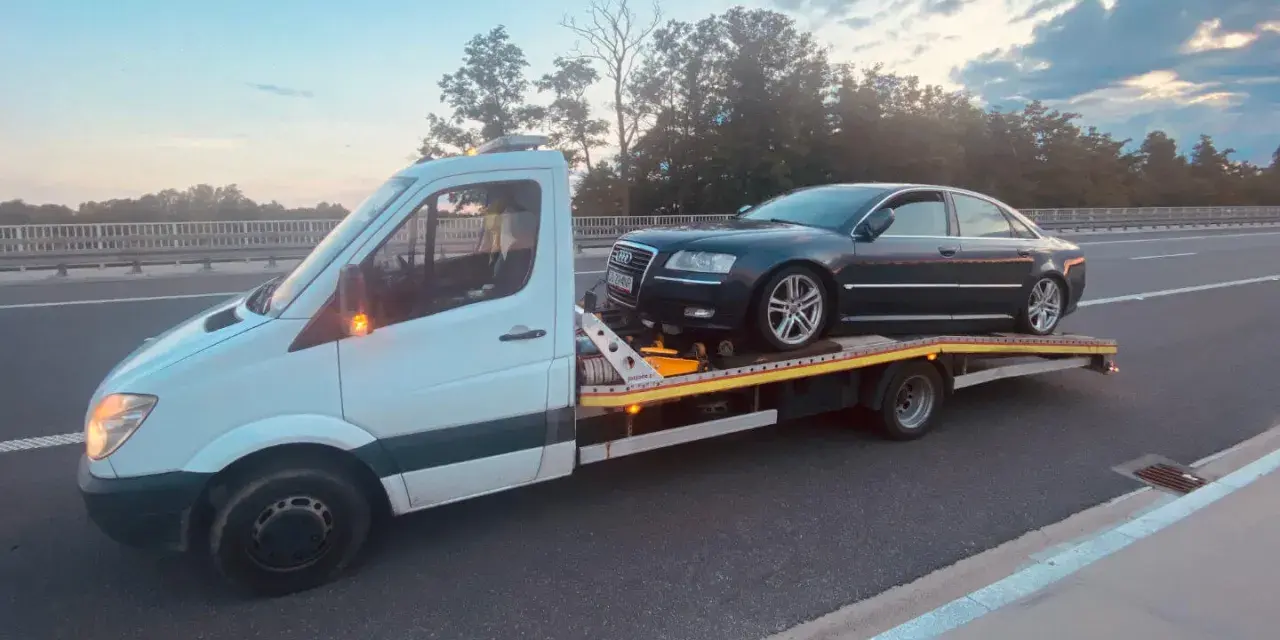 Autolaweta z Audi A8 na pokładzie. Zastanawiasz się, jakie prawo jazdy jest potrzebne do jej prowadzenia?