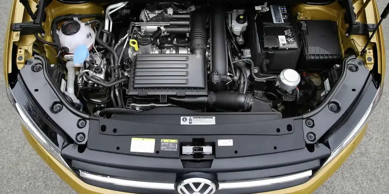 Silnik TSI w złotym Volkswagenie. Czy to benzyna czy diesel? Zobaczmy, co kryje się pod maską.