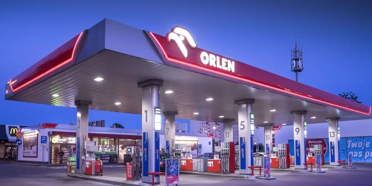 Stacja Orlen nocą. Gdzie kupić orlen e-toll? Na stacji Orlen znajdziesz wszystko, czego potrzebujesz w podróży.
