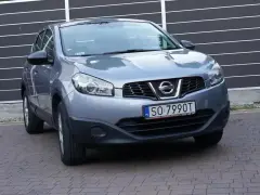Szary Nissan Qashqai 1.6 benzyna, idealny do miasta i na trasy. Sprawdź jego niskie spalanie!