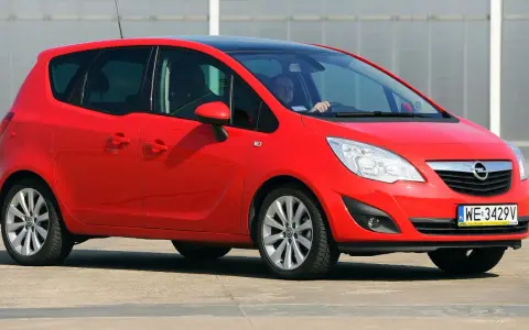 Czerwona Opel Meriva z czarnym dachem, idealna do miasta. Jaki silnik benzynowy wybrać? Ten model oferuje komfort i praktyczność.
