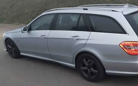 Srebrny Mercedes W212 kombi, idealny do rodzinnych podróży. Zastanawiasz się, jaki silnik wybrać?