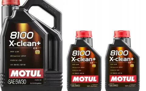 Trzy czarne bańki oleju silnikowego Motul 8100 X-clean+ SAE 5W30. Wybór między Motul czy Valvoline? Motul to jakość.