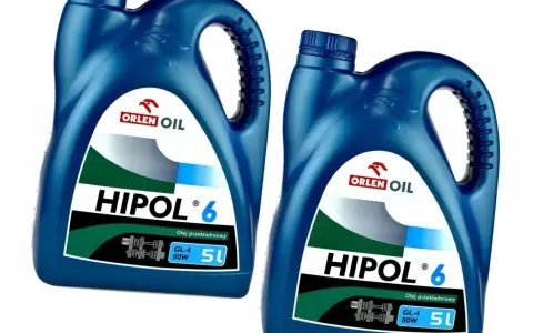 Dwie niebieskie bańki oleju przekładniowego HIPOL 6, każdy po 5 litrów, z logo Orlen Oil.