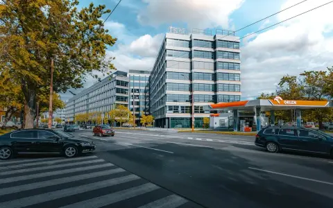 Nowoczesne biurowce i stacja Orlen. Zastanawiasz się, na co można wymienić punkty Orlen? Może na kawę lub hot-doga?