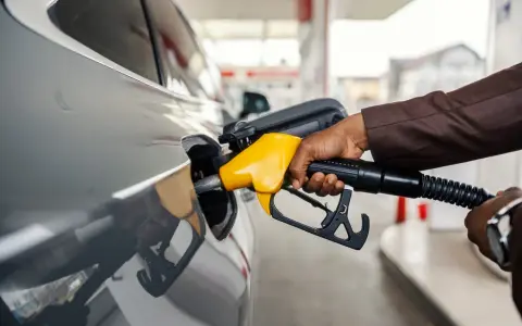 Tankowanie auta na Orlenie. Biznesowy kierowca korzysta z rabatu na paliwo, tankując swój samochód.