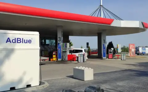 Dystrybutor AdBlue na stacji Orlen. Sprawdź aktualną cenę AdBlue, aby zadbać o swój pojazd.