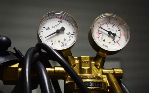 Dwa manometry wskazują nieprawidłowe ciśnienie, co może być objawem uszkodzonego reduktora LPG.