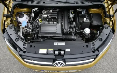 Silnik TSI w złotym Volkswagenie. Czy to benzyna czy diesel? Zobaczmy, co kryje się pod maską.