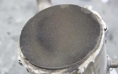 Filtr cząstek stałych (DPF) w silniku CRDI. Siatka z tysiącami małych otworów, która zatrzymuje sadzę.