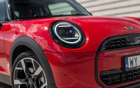 Czerwony Mini Cooper z nowoczesnymi światłami LED. Zastanawiasz się, ile pali ten model?