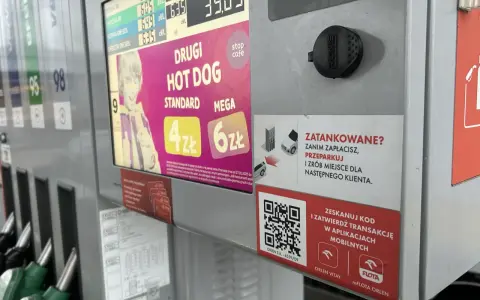 Na dystrybutorze Orlen widać ceny paliw i promocję na hot dogi. Można tu też zapłacić za pomocą aplikacji mobilnych, korzystając z opcji Orlen Pay.