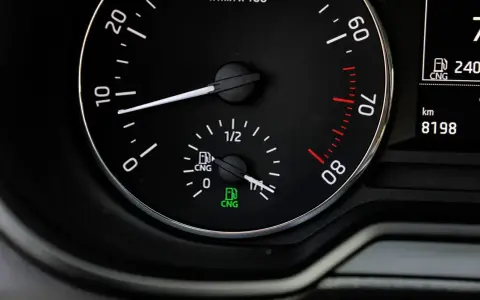 Wskaźnik poziomu paliwa CNG pokazuje, że zostało go jeszcze sporo. Dobra cena za litr gazu sprzyja podróżom.