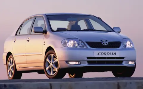 Srebrna Toyota Corolla 1.6 benzyna, idealna do miasta i na trasy. Zastanawiasz się, ile pali Toyota Corolla 1.6 benzyna? Ten model oferuje rozsądne spalanie.