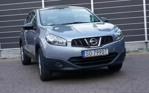 Szary Nissan Qashqai 1.6 benzyna, idealny do miasta i na trasy. Sprawdź jego niskie spalanie!