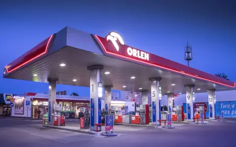 Stacja Orlen nocą. Gdzie kupić orlen e-toll? Na stacji Orlen znajdziesz wszystko, czego potrzebujesz w podróży.