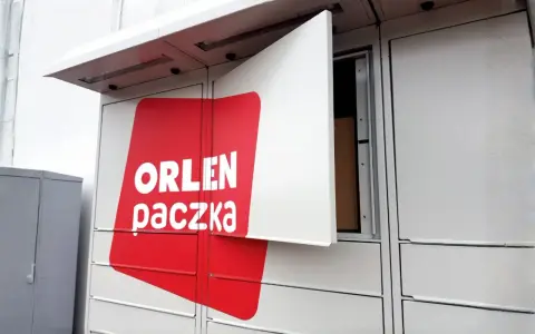 Automatyczna skrytka ORLEN paczka z otwartymi drzwiczkami, widoczna paczka w środku.