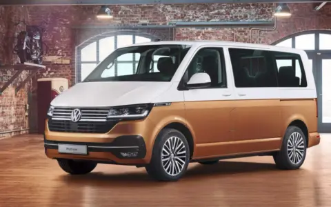 Dwukolorowy Volkswagen Multivan, który może być odpowiedzią na pytanie, jaki bus osobowy jest najmniej awaryjny.