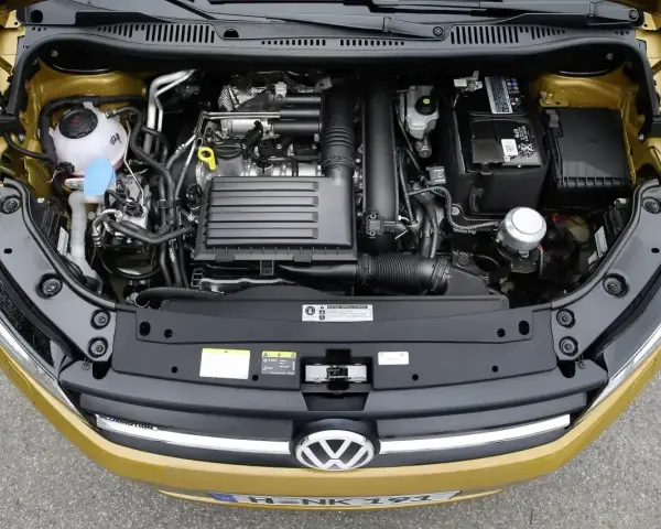 Silnik TSI w złotym Volkswagenie. Czy to benzyna czy diesel? Zobaczmy, co kryje się pod maską.