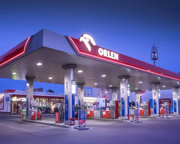 Stacja Orlen nocą. Gdzie kupić orlen e-toll? Na stacji Orlen znajdziesz wszystko, czego potrzebujesz w podróży.