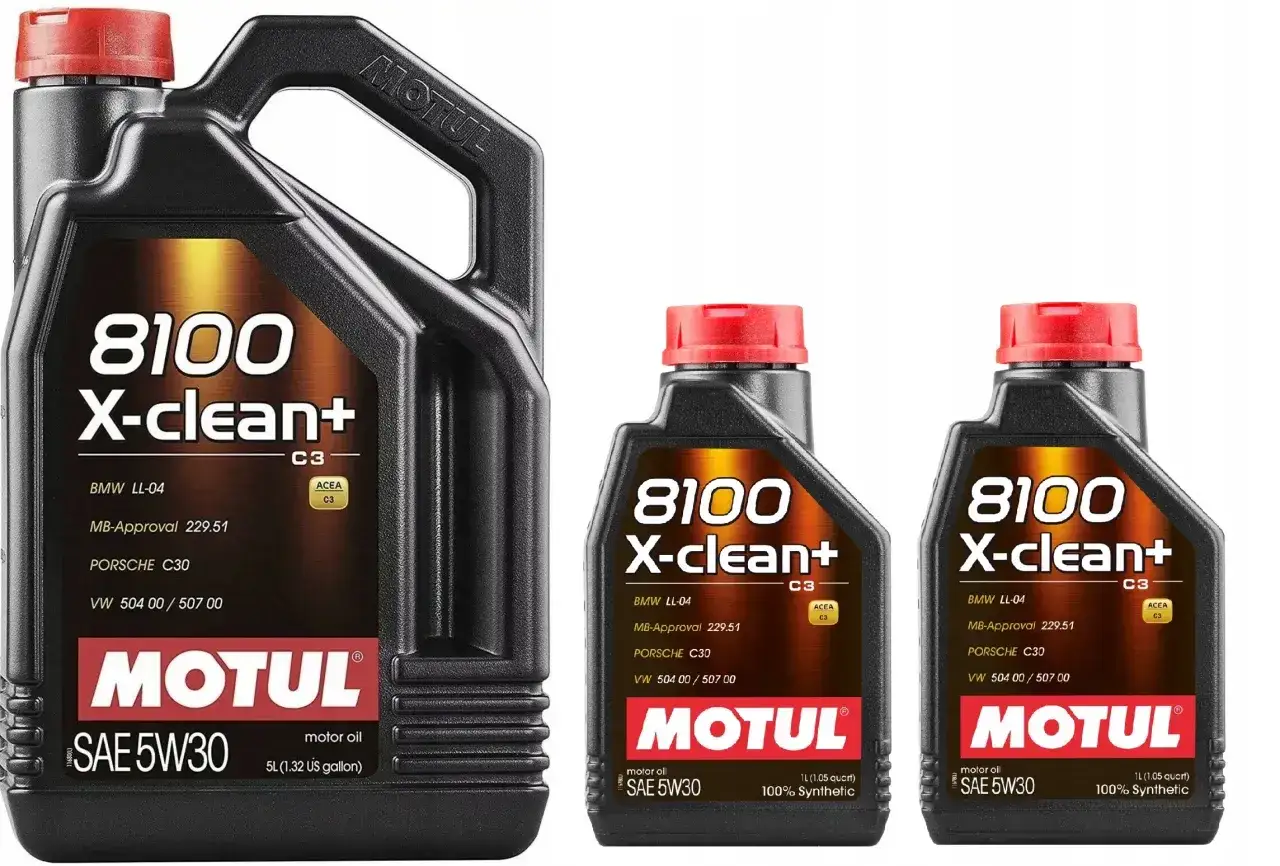 Trzy opakowania oleju silnikowego Motul 8100 X-clean+ SAE 5W30. Wybór między Motul a Valvoline to decyzja o jakości.