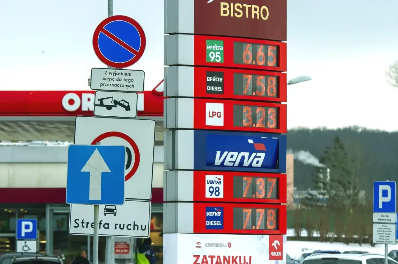 Ile kosztuje litr oleju? Diesel kosztuje 7,58 zł, a LPG 3,23 zł. Na tablicy widać też ceny benzyny 95 i 98.