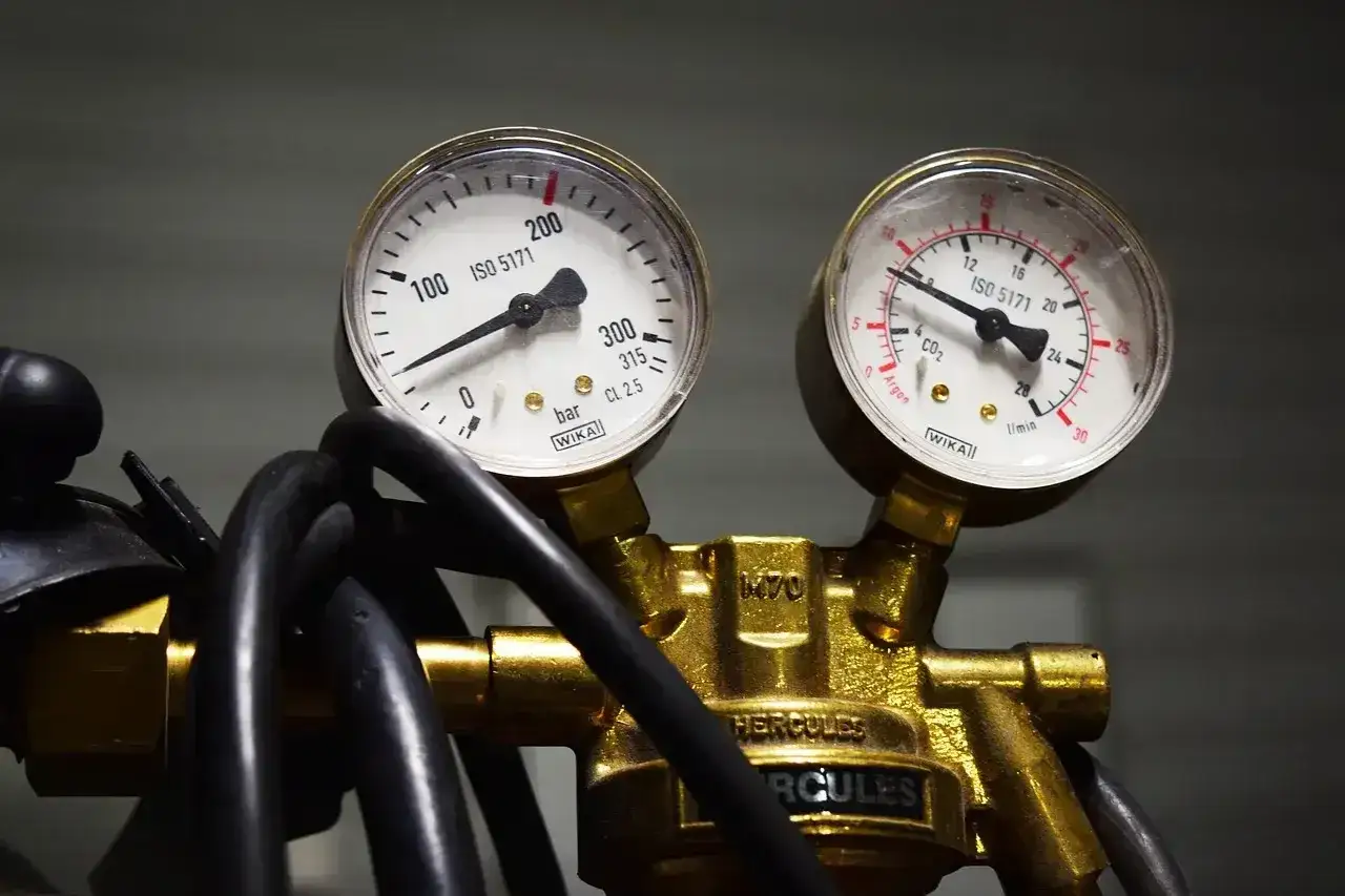 Dwa manometry wskazują nieprawidłowe ciśnienie, co może być objawem uszkodzonego reduktora LPG.