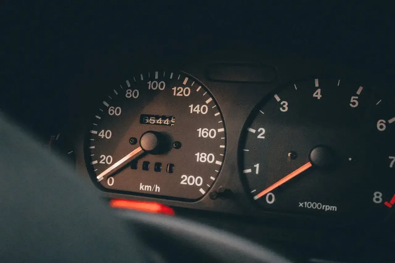 Obrotomierz pokazuje 2000 obr./min, a prędkościomierz 20 km/h. Czy diesel lubi wysokie obroty? Raczej nie.