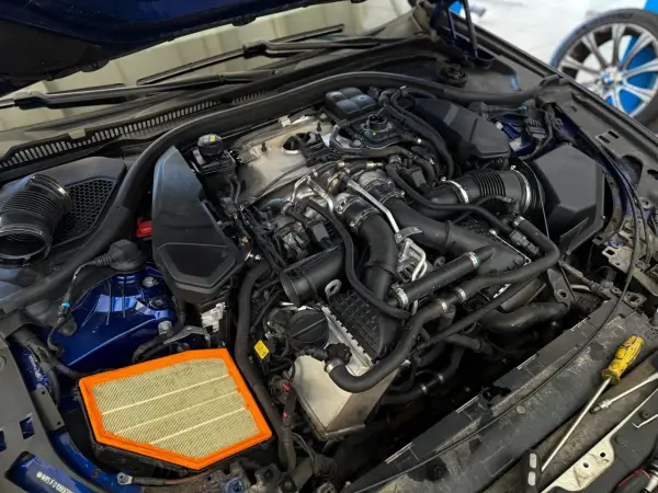 Silnik BMW z nowym filtrem powietrza. Czy części do BMW są drogie? Zależy od części, ale ten filtr to podstawa.