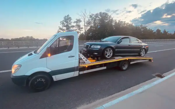 Autolaweta z Audi A8 na pokładzie. Zastanawiasz się, jakie prawo jazdy jest potrzebne do jej prowadzenia?