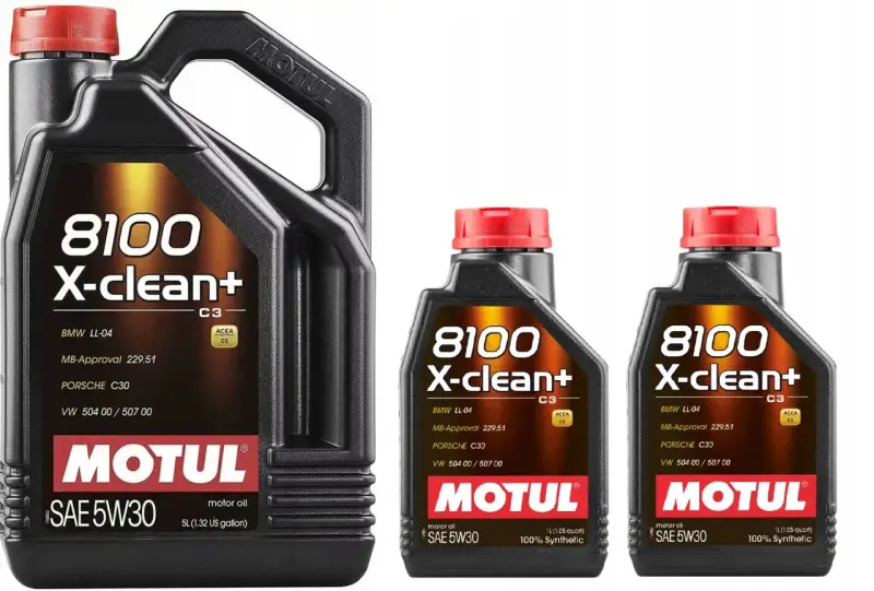 Trzy czarne bańki oleju silnikowego Motul 8100 X-clean+ SAE 5W30. Wybór między Motul czy Valvoline? Motul to jakość.