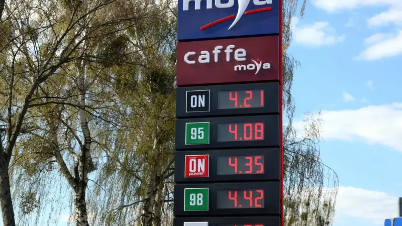 Cennik stacji Moya: ON 4.21, 95 4.08, ON Power 4.35, 98 4.42. Ile oleju napędowego z baryłki ropy?